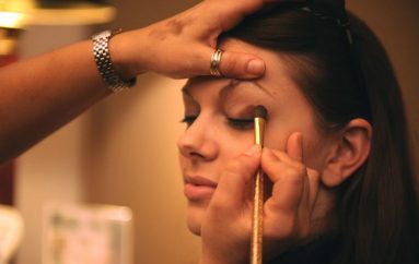 Comment faire tenir son maquillage toute la journée : nos 5 astuces