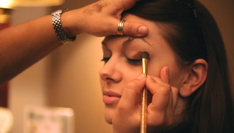 Comment faire tenir son maquillage toute la journée : nos 5 astuces