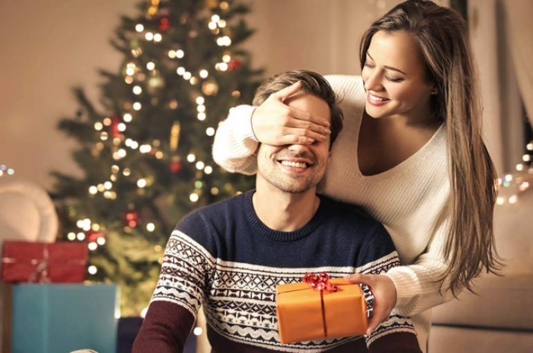 Top 9 des cadeaux de Noël pour lui : découvrez ce que vous pouvez offrir à un homme pour Noël !